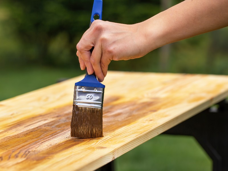 barnizando tablón de madera